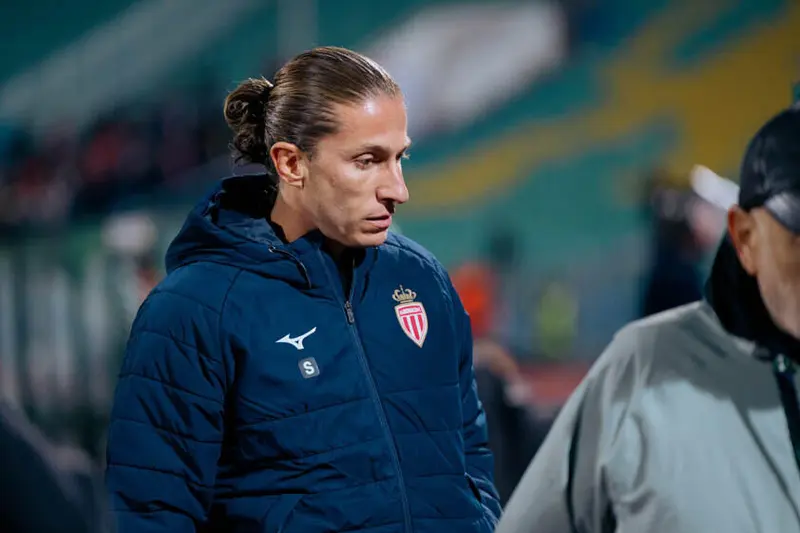 Filipe Luís, técnico do Monaco, de casaco azul-marinho com o escudo do clube, à beira do campo em Sofia