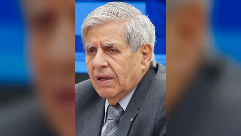 Augusto Heleno, de cabelos grisalhos e terno cinza, durante audiência na Câmara dos Deputados