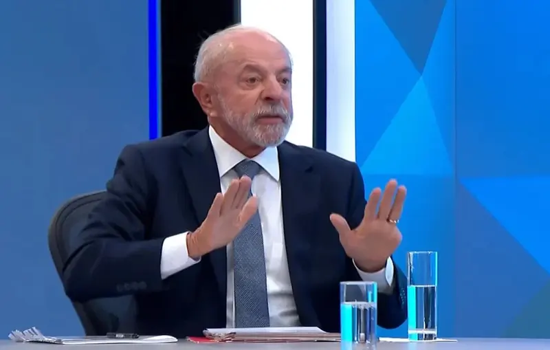 O presidente Lula gesticula com as duas mãos durante a entrevista a Renata Lo Prete, no estúdio da TV Globo
