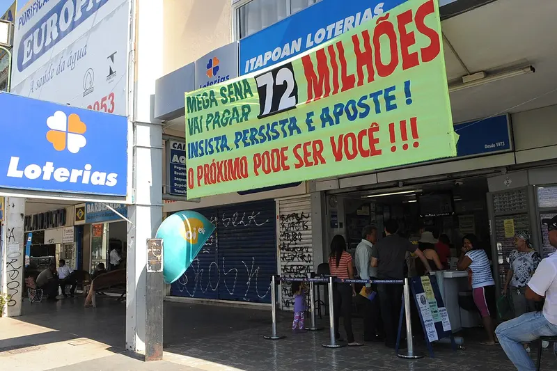 Fachada de uma casa lotérica em Brasília com faixa de Mega-Sena acumulada e apostadores na fila