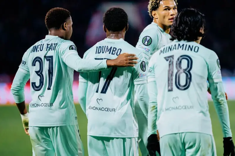 Jogadores do Monaco, de uniforme verde-claro, comemoram durante a partida contra o CSKA Sofia