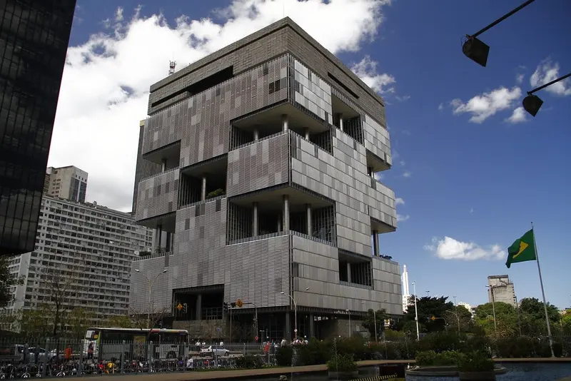 Sede da Petrobras, edifício de fachada em blocos, no centro do Rio de Janeiro, sob céu azul com nuvens