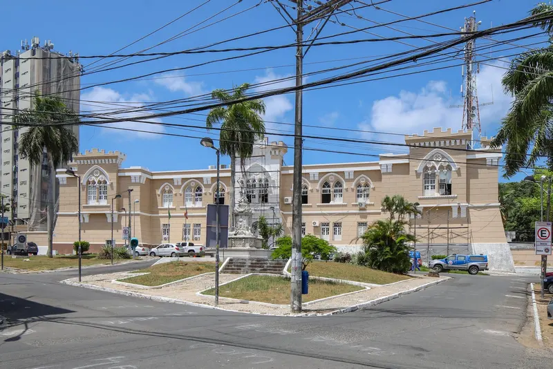 Fachada do Quartel do Comando Geral da Polícia Militar da Bahia, em Salvador, com viatura estacionada ao lado