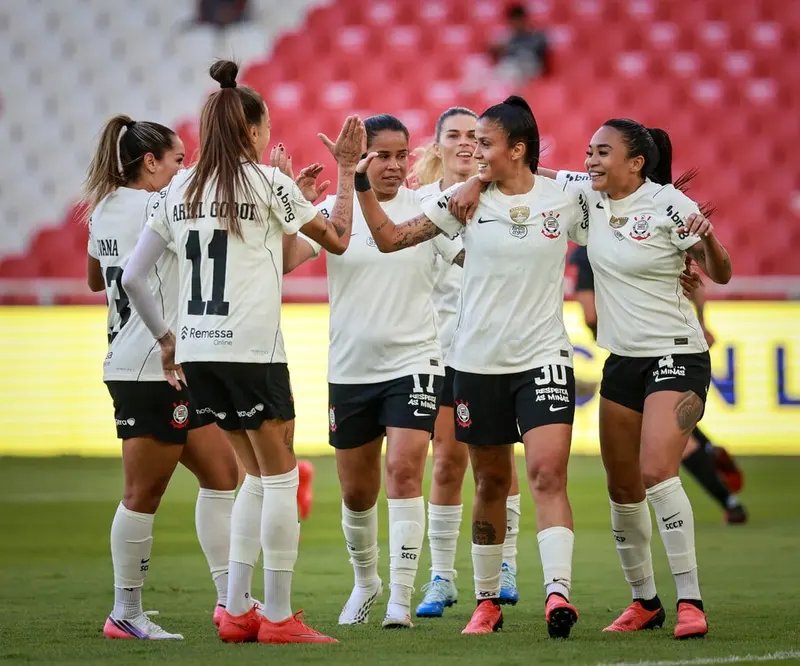 Jogadoras do Corinthians comemoram gol na vitória por 2 a 0 sobre o Colo-Colo, em Quito, na estreia da Libertadores feminina