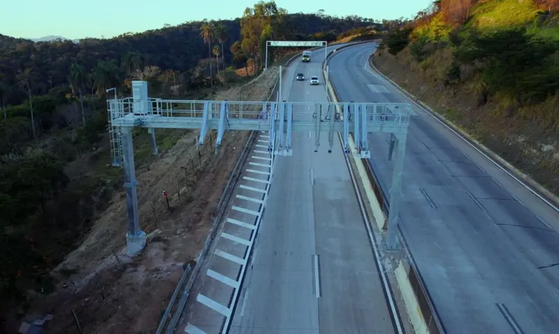 Pórtico de pedágio eletrônico free flow sobre a pista duplicada da BR-381, rodovia federal concedida em Minas Gerais