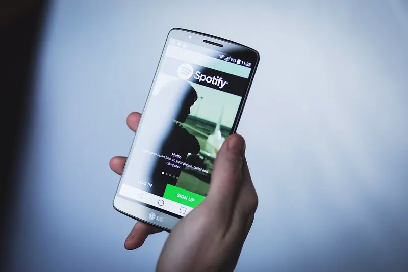 Aplicativo do Spotify aberto na tela de um celular
