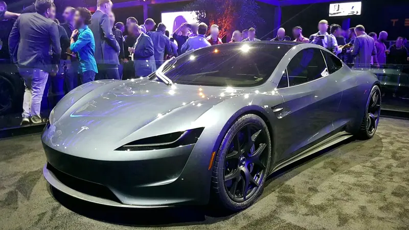 Protótipo do Tesla Roadster de segunda geração exibido em evento, cercado por público
