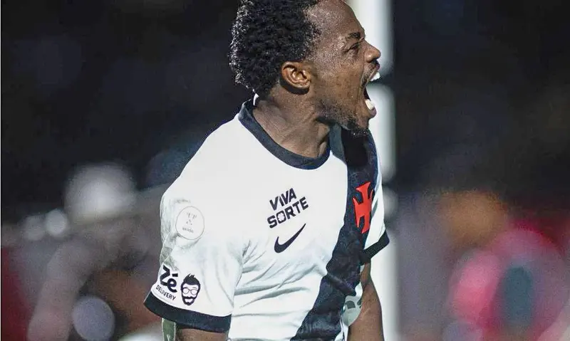 Jogador do Vasco, de camisa branca com a faixa diagonal preta e a cruz de malta, grita ao comemorar gol em jogo da Copa do Brasil de 2026