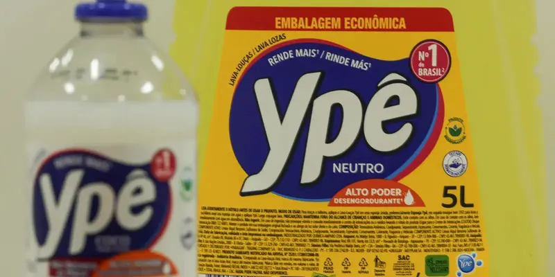 Frascos de detergente Ypê neutro, um deles na embalagem econômica de 5 litros